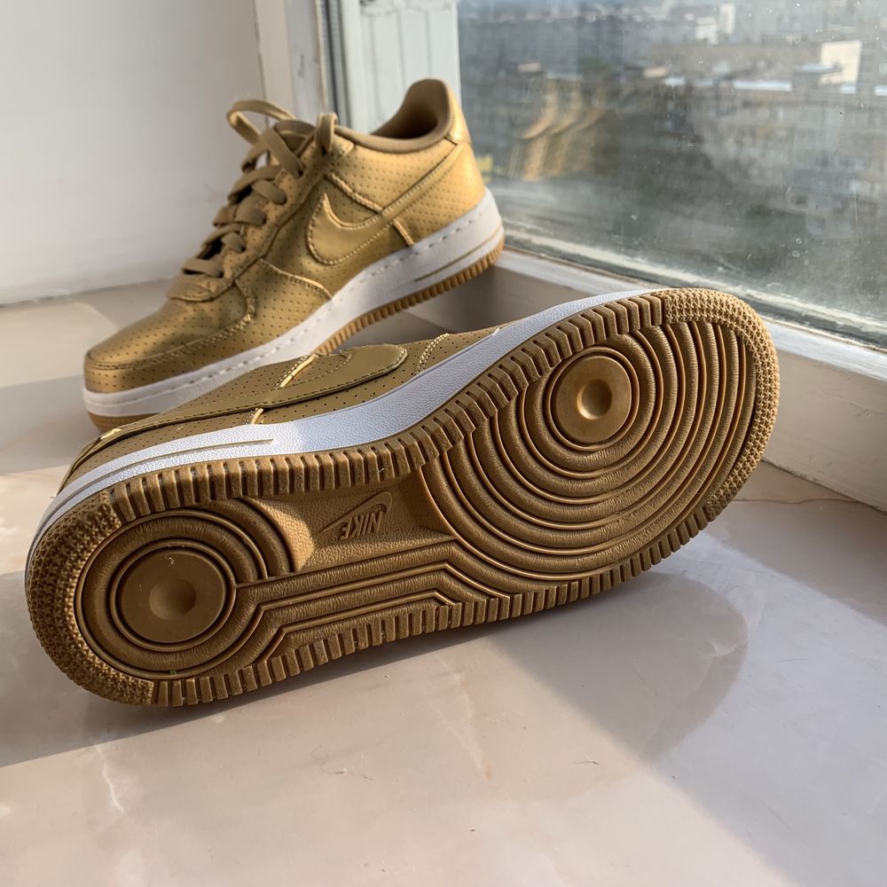 Женские кроссовки Nike Air Force 1 LV8 Low gold