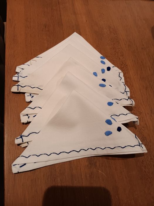 Toalha bordada com 6 guardanapos