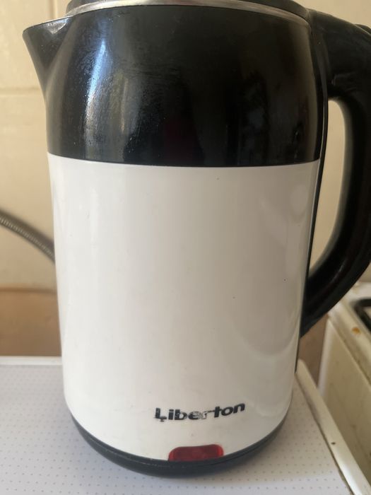 Электрочайник пластмассовый