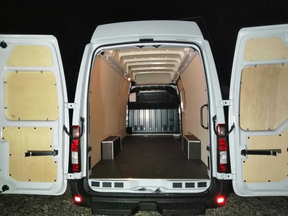 Zabudowa standardowa busa Master Movano ze sklejki KNAUTECH