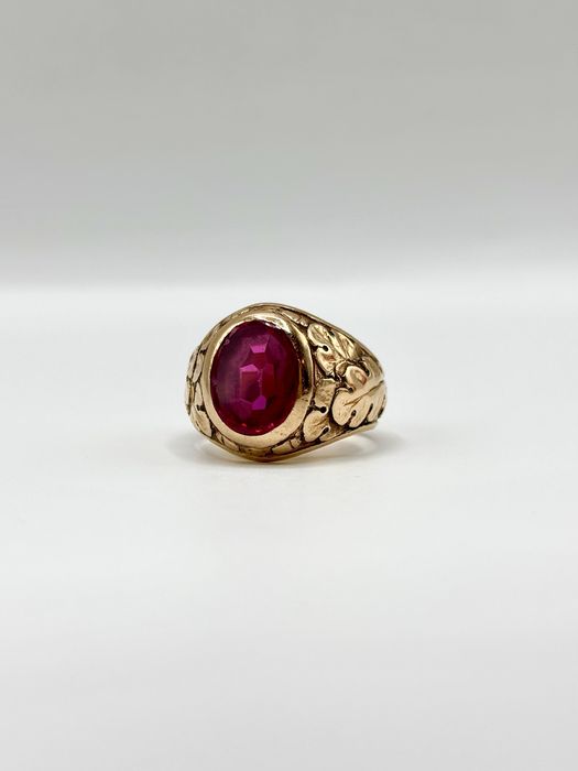 Sygnet złoty z malinowym oczkiem.