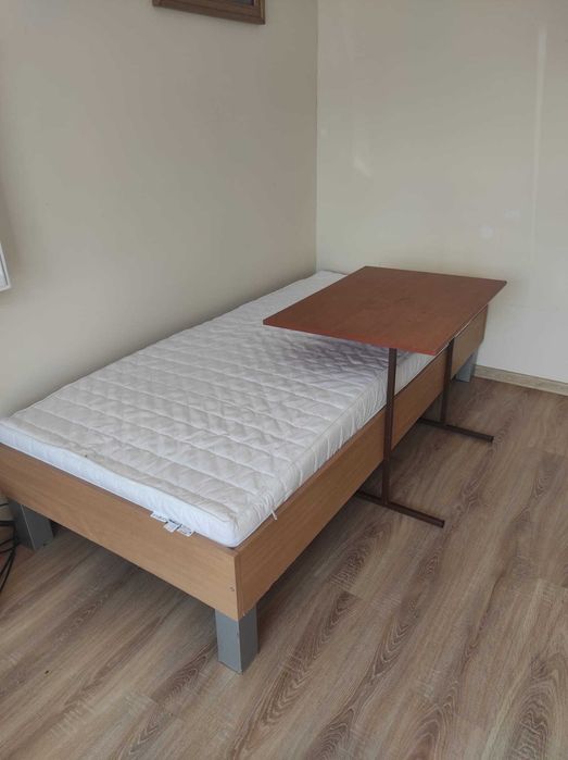 Sprzedam łóżko rehebilitacyjne ze stolikiem