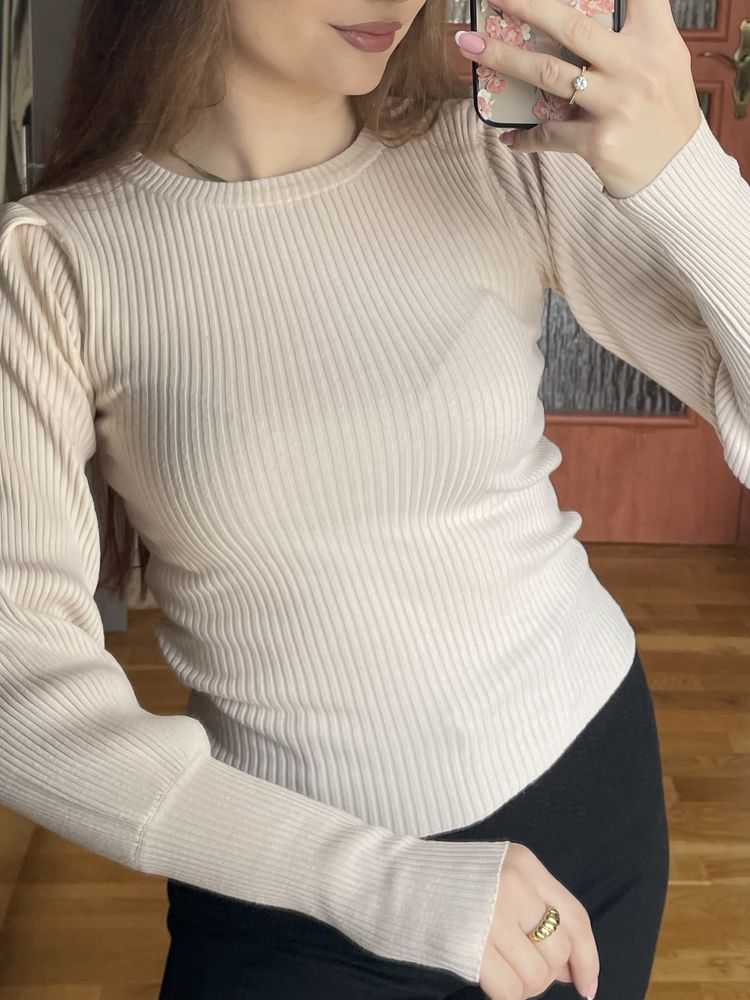 Kremowy sweter z bufiastymi rękawami