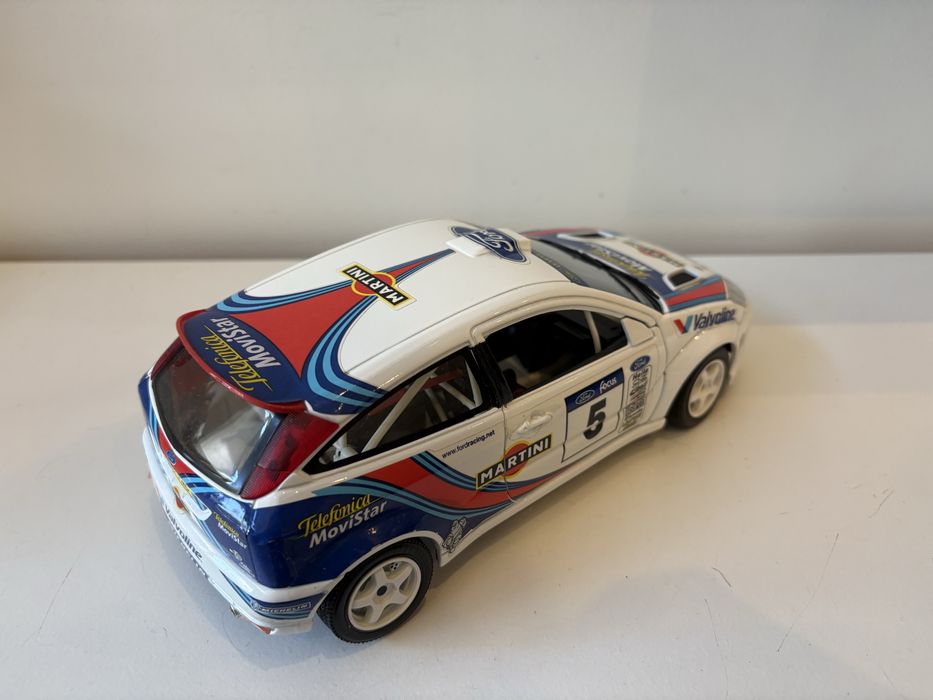 Model Ford Focus WRC 1:18 Bburago (maisto welly)