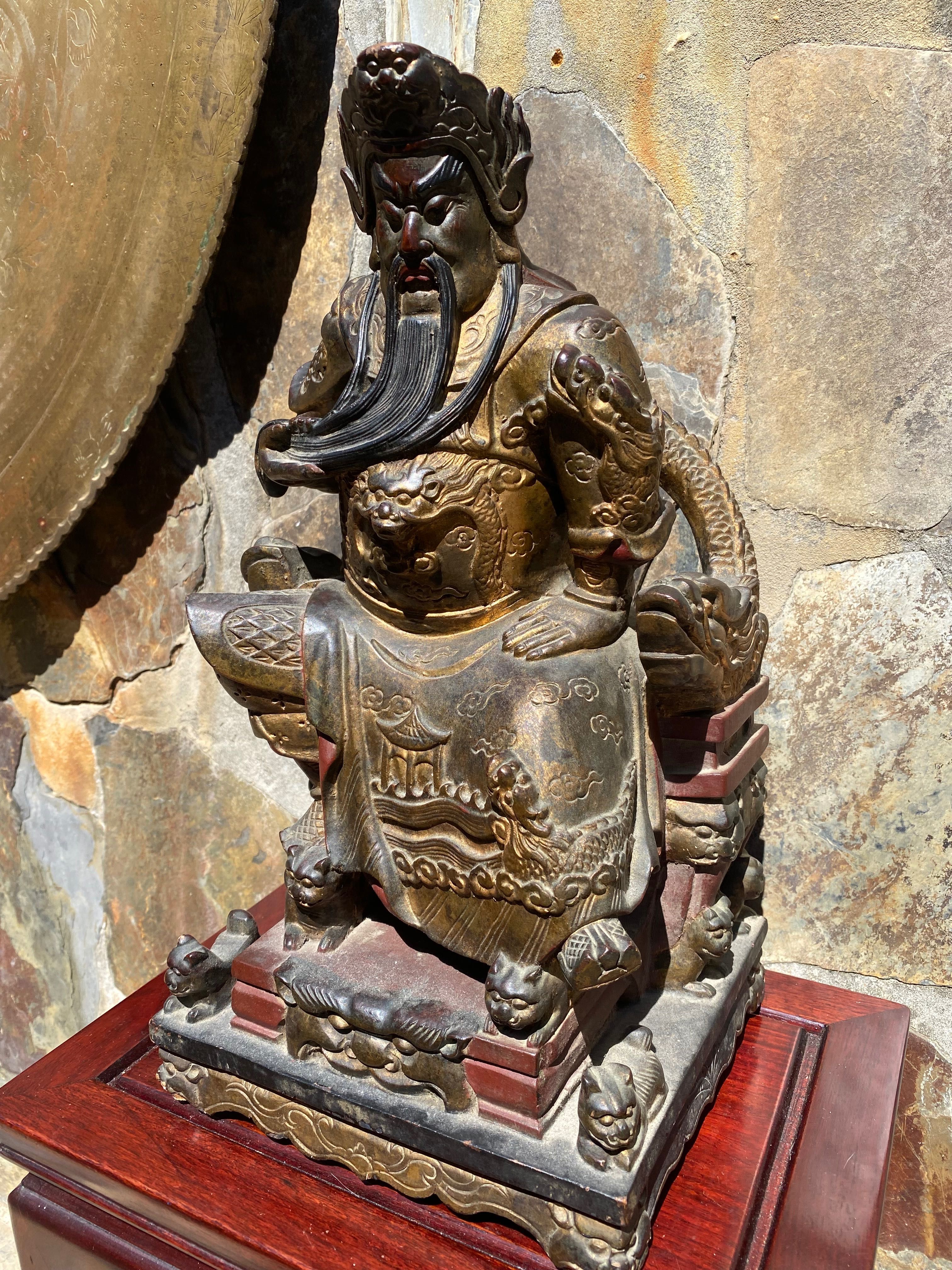 Divindade Chinesa Qing Escultura Madeira exótica Policromia Ouro 42 cm