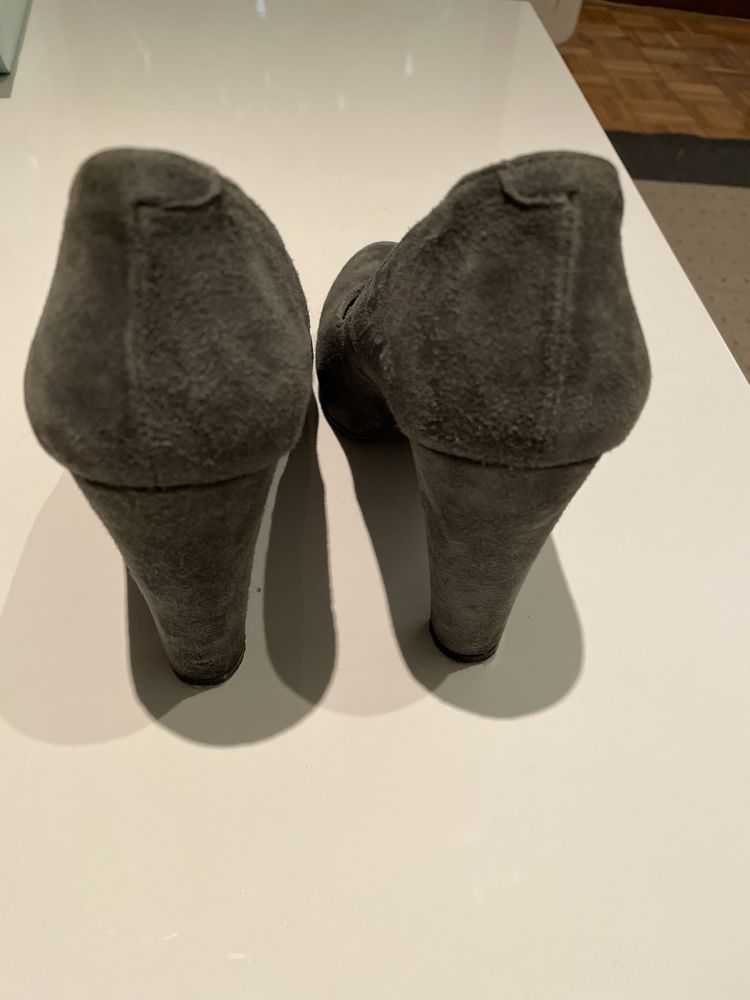Sapatos Tapadas em camurça cinzenta