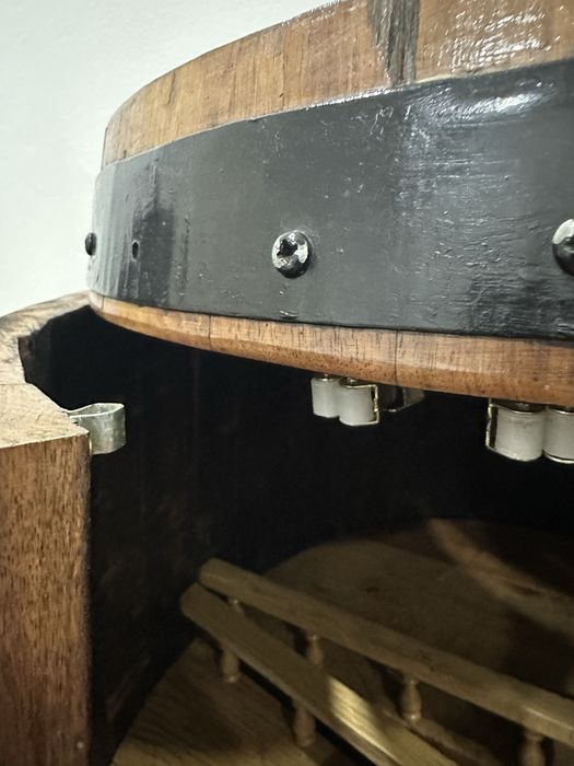 Barril em madeira com detalhes em ferro