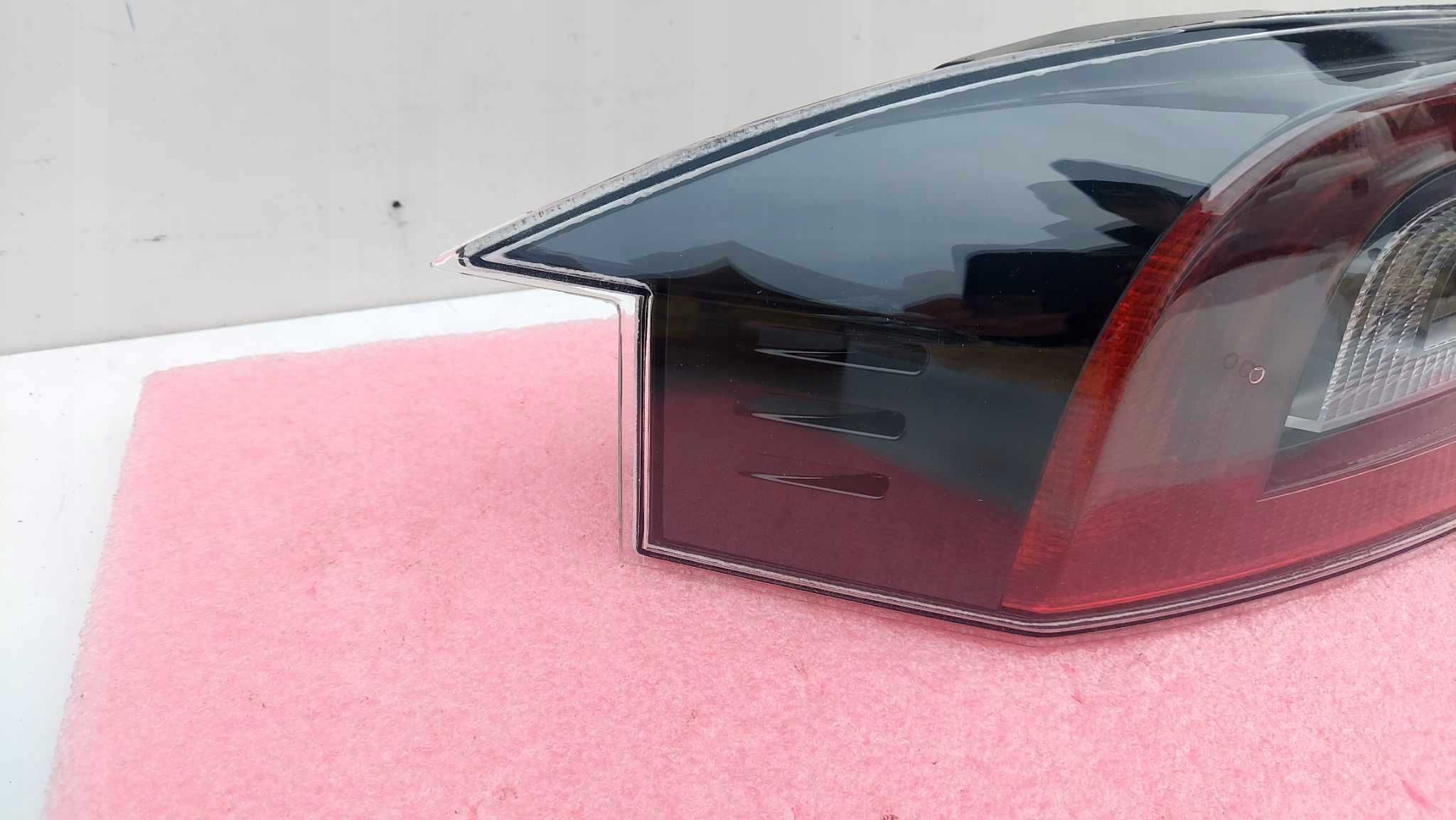 Tesla Model S фари задні фонарі  - рест дорест