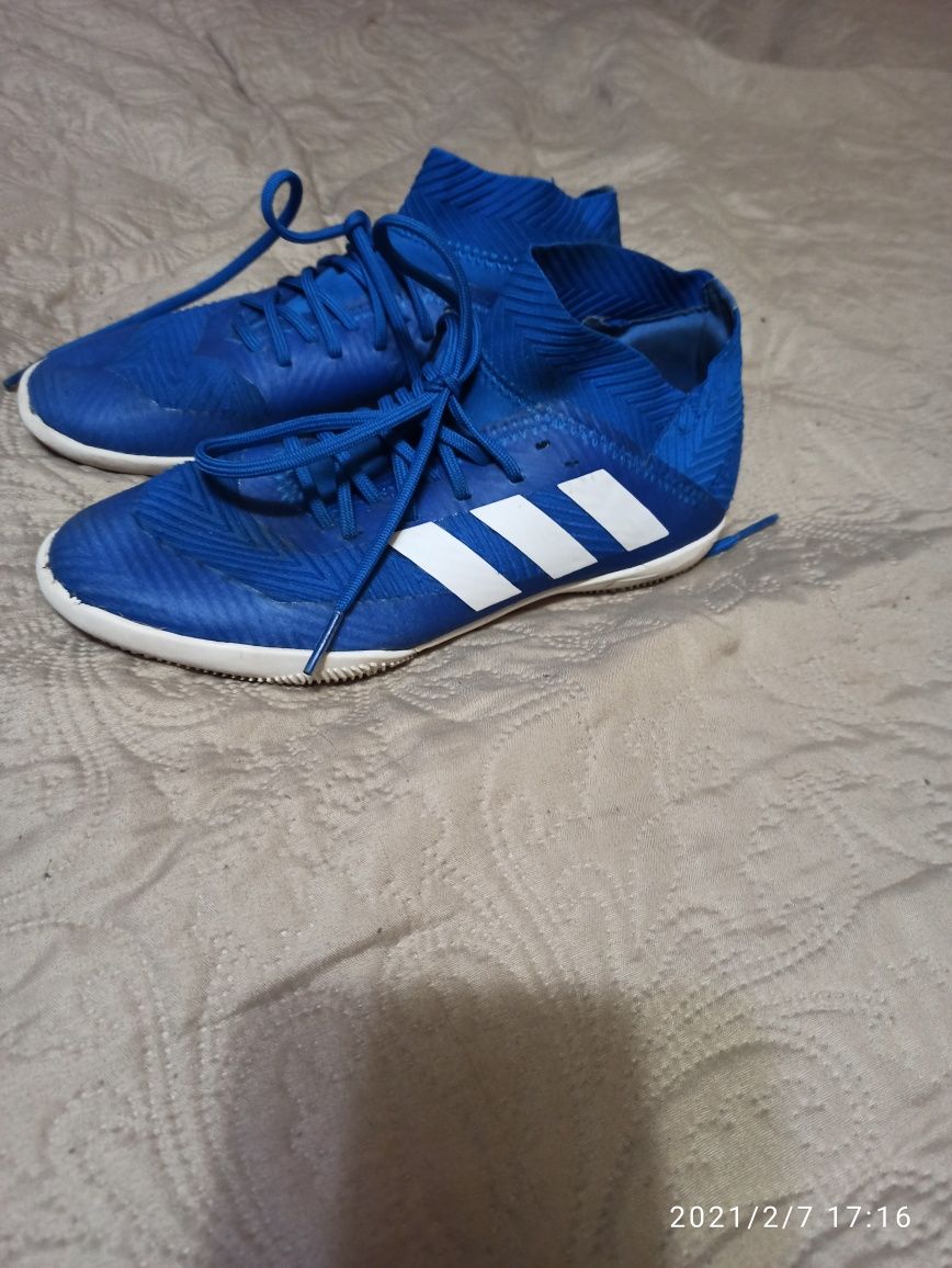 Продам кроссовки( футбольные кеды) Adidas