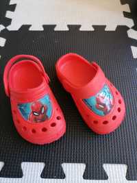 Sapatos tipo crocs para bebé t. 22-23