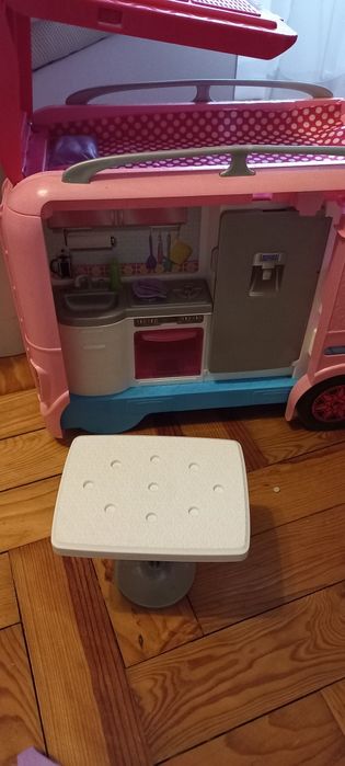 Autocaravana da Barbie completa