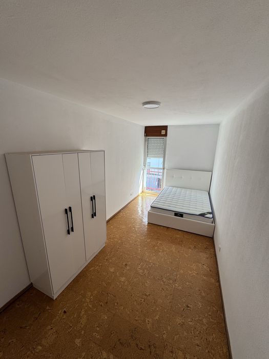 Aluga-se quarto casal