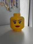 Pojemnik na lego głowa.