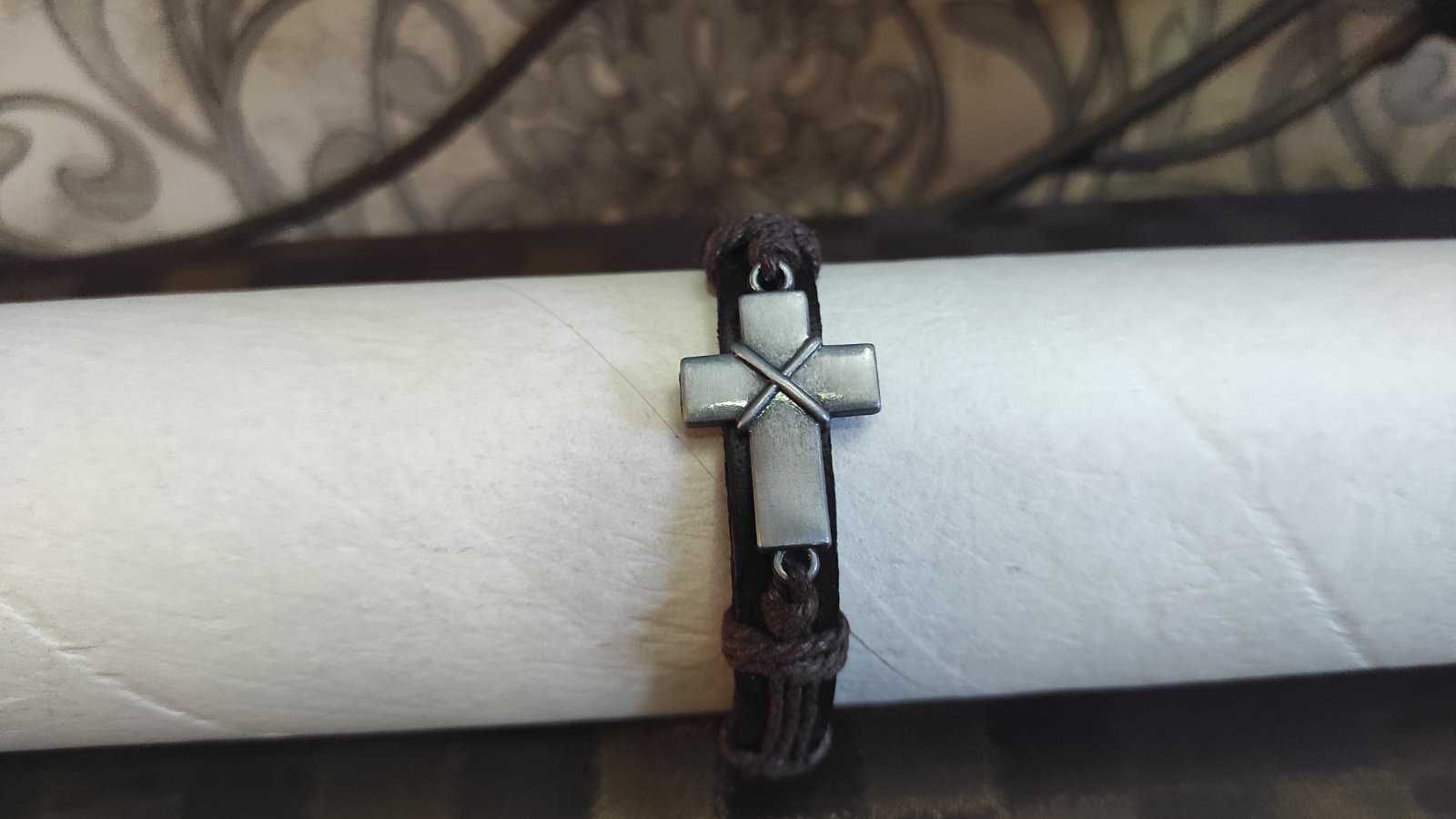 Мужской кожаный браслет крест