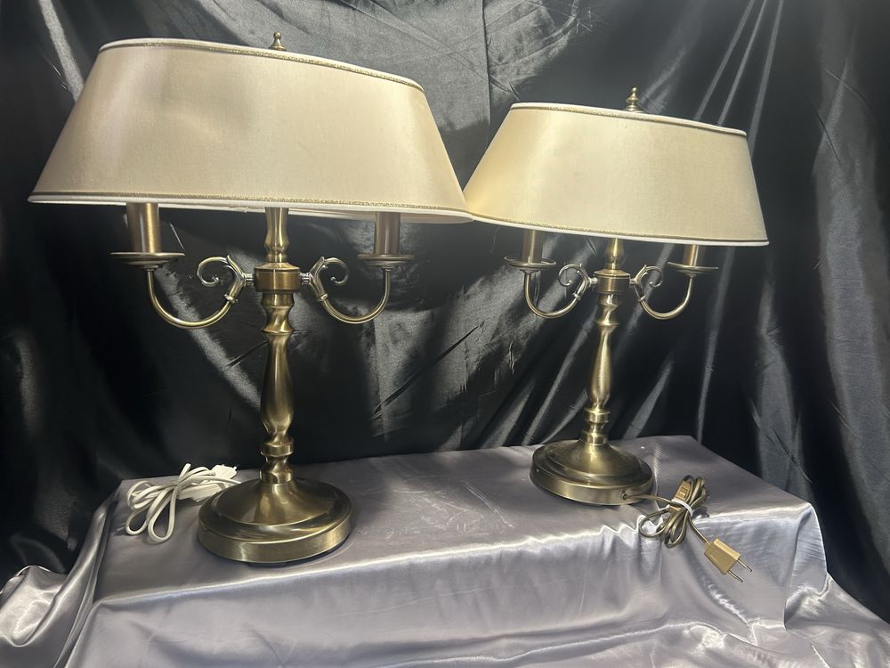 Zestaw 2 lamp stołowych – klasyczne, dwuramienne z abażurami – komplet