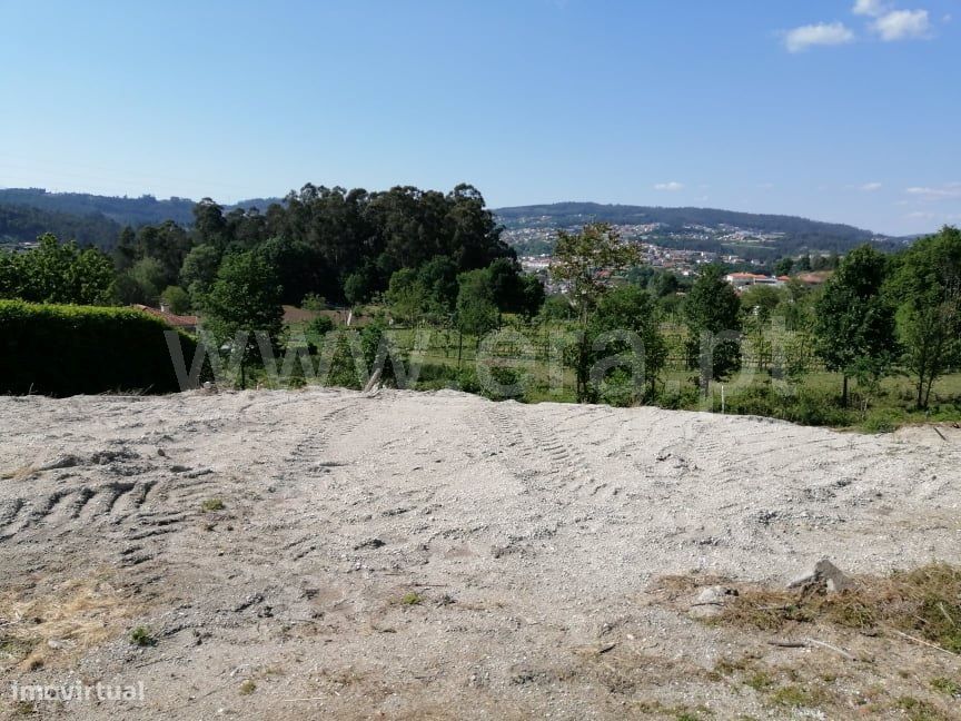 Terreno de construção com 1.500 m2 em Cepães