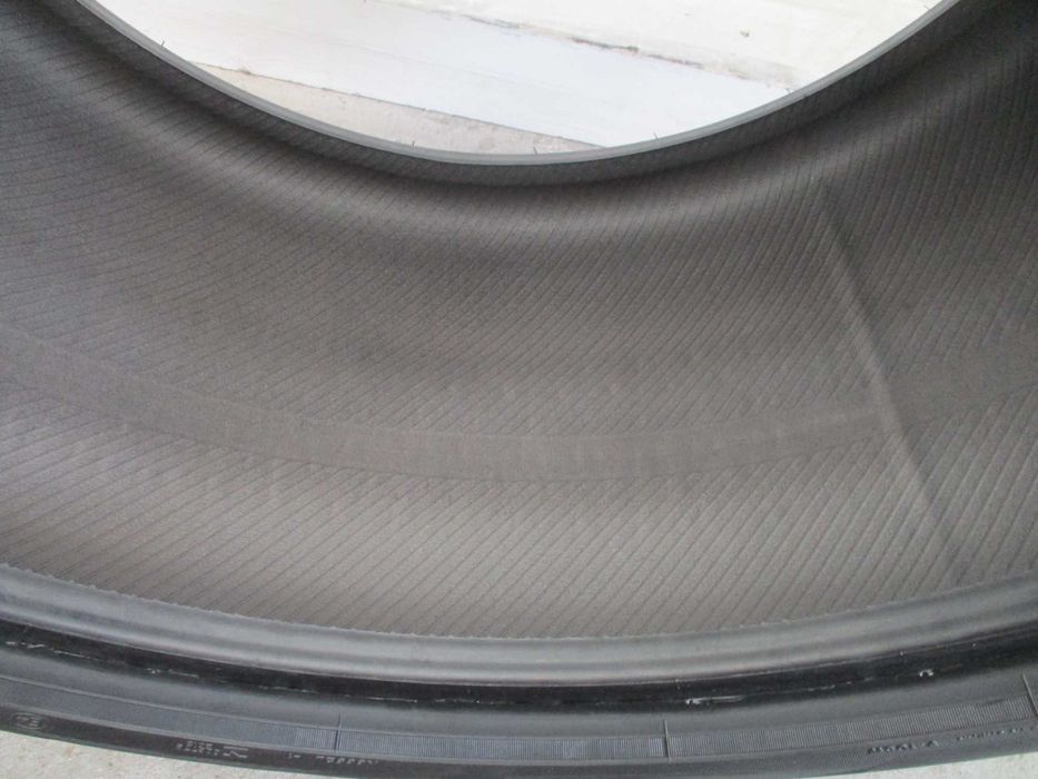1x 325/30R21 Yokohama Advan Sport V-105  6,2mm 21r.