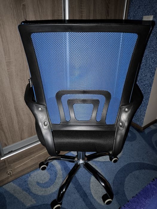 Офісне крісло з підлокотниками