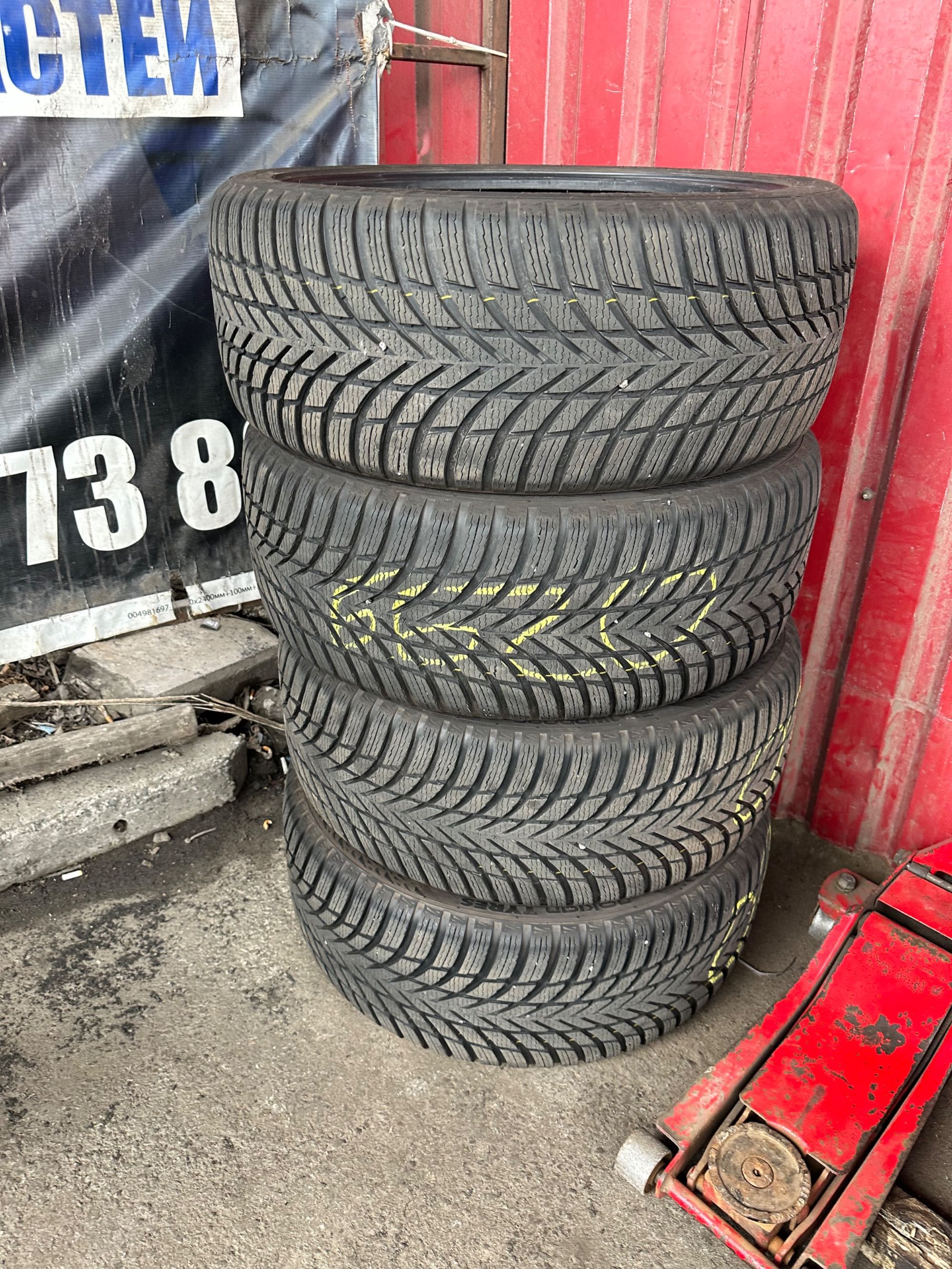 Зимня гума Nokian 255/40 r21 2023 рік