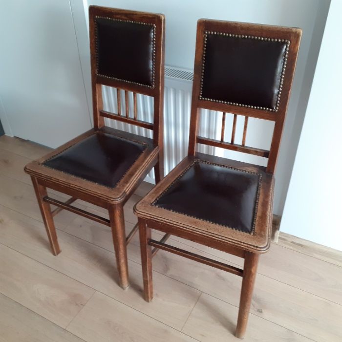 Krzesła drewniane z obiciem ze skóry