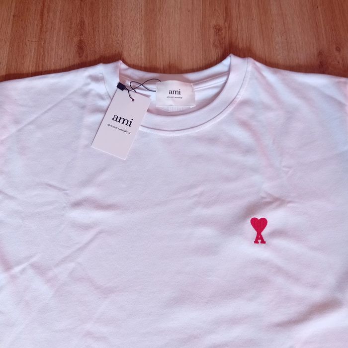 T-Shirts ami paris NOVA com etiqueta 

Tenho várias cores e tamanhos d