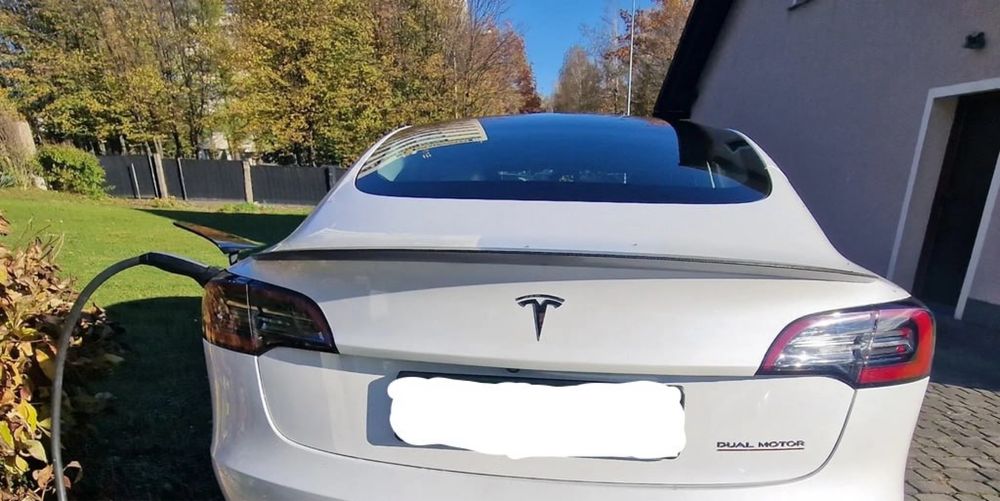 Tesla model 3 2021 року