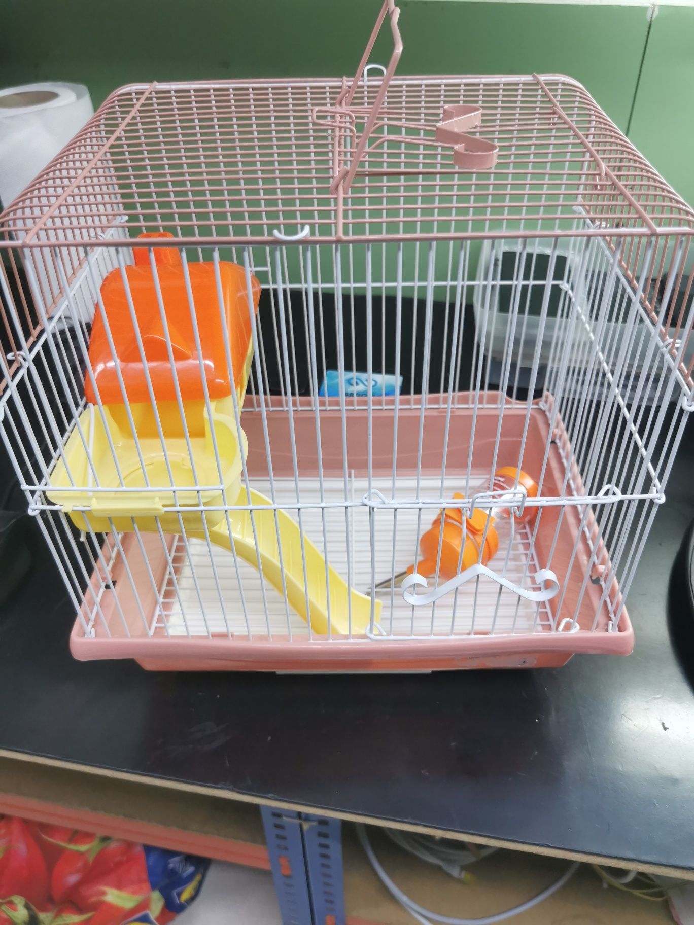 Gaiola para hamster com tabuleiro danificado