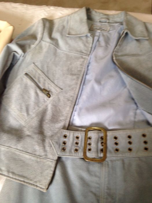 Vários casacos em pele e saias