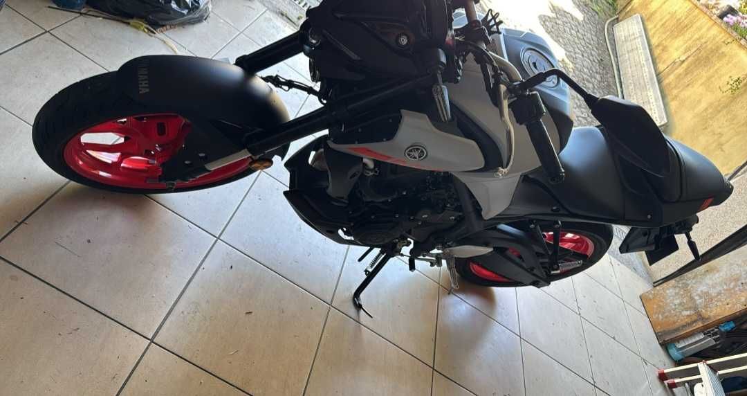 Yamaha MT-03 com escape akrapovic