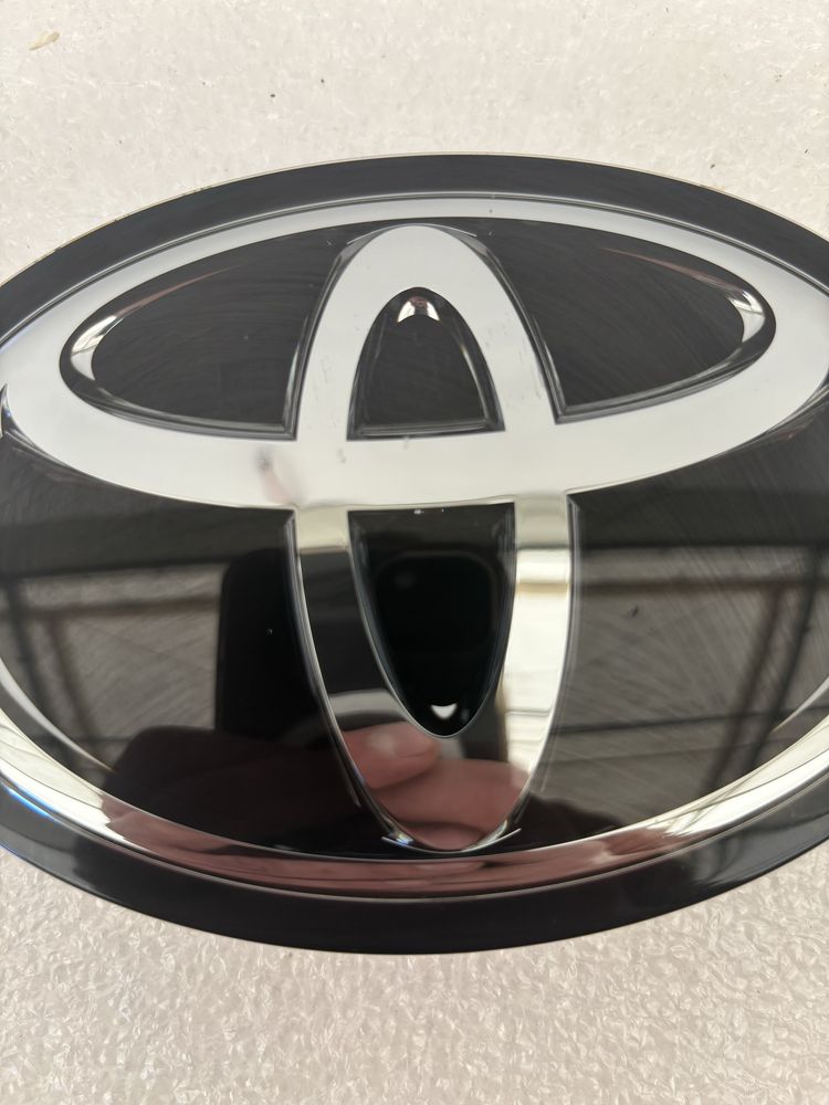 Toyota Corolla E21 sedan emblemat znaczek logo przód pod radar grilla