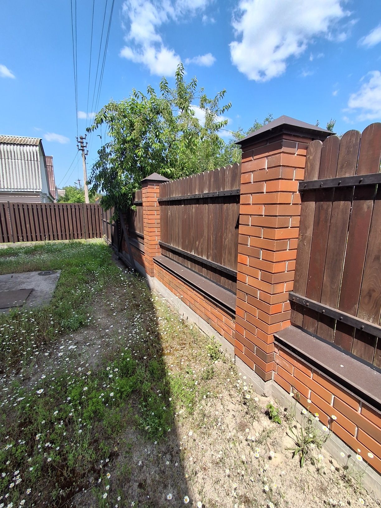 Терміновий продаж дачі  в мальовничому місці , біля річки.