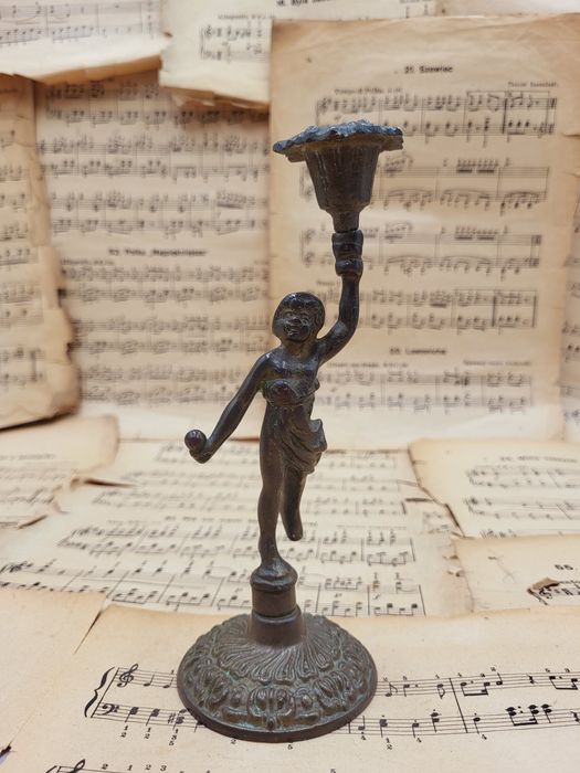 Świecznik z amorem wykonany z brązu