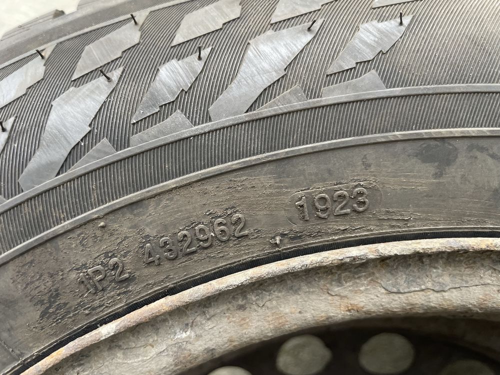 Prawie nowe opony Nokian 195/65 R15 2023 zimowe na felgach, całe koła