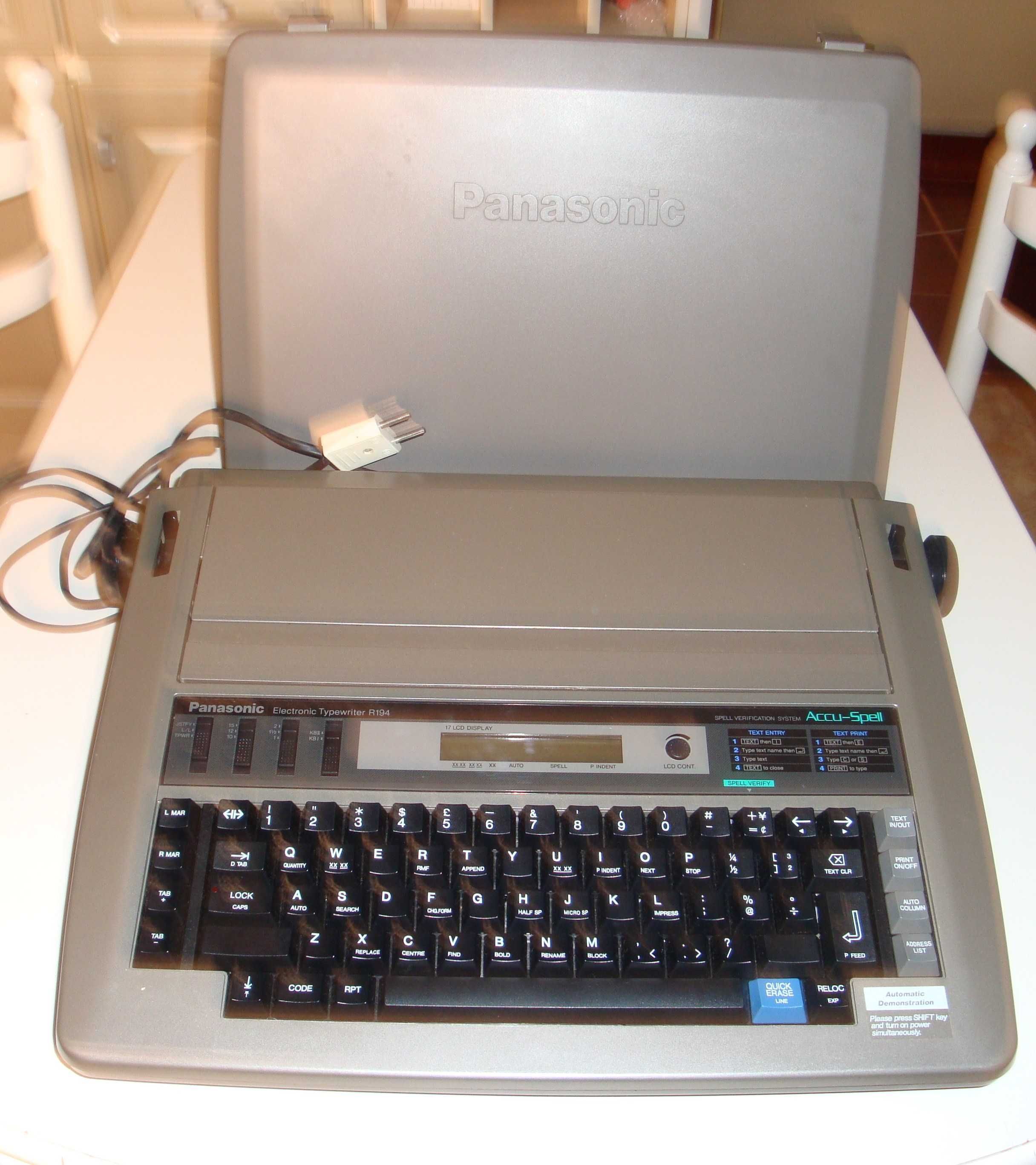 Máquina Escrever Elétrica / Typewriter  Panasonic R194