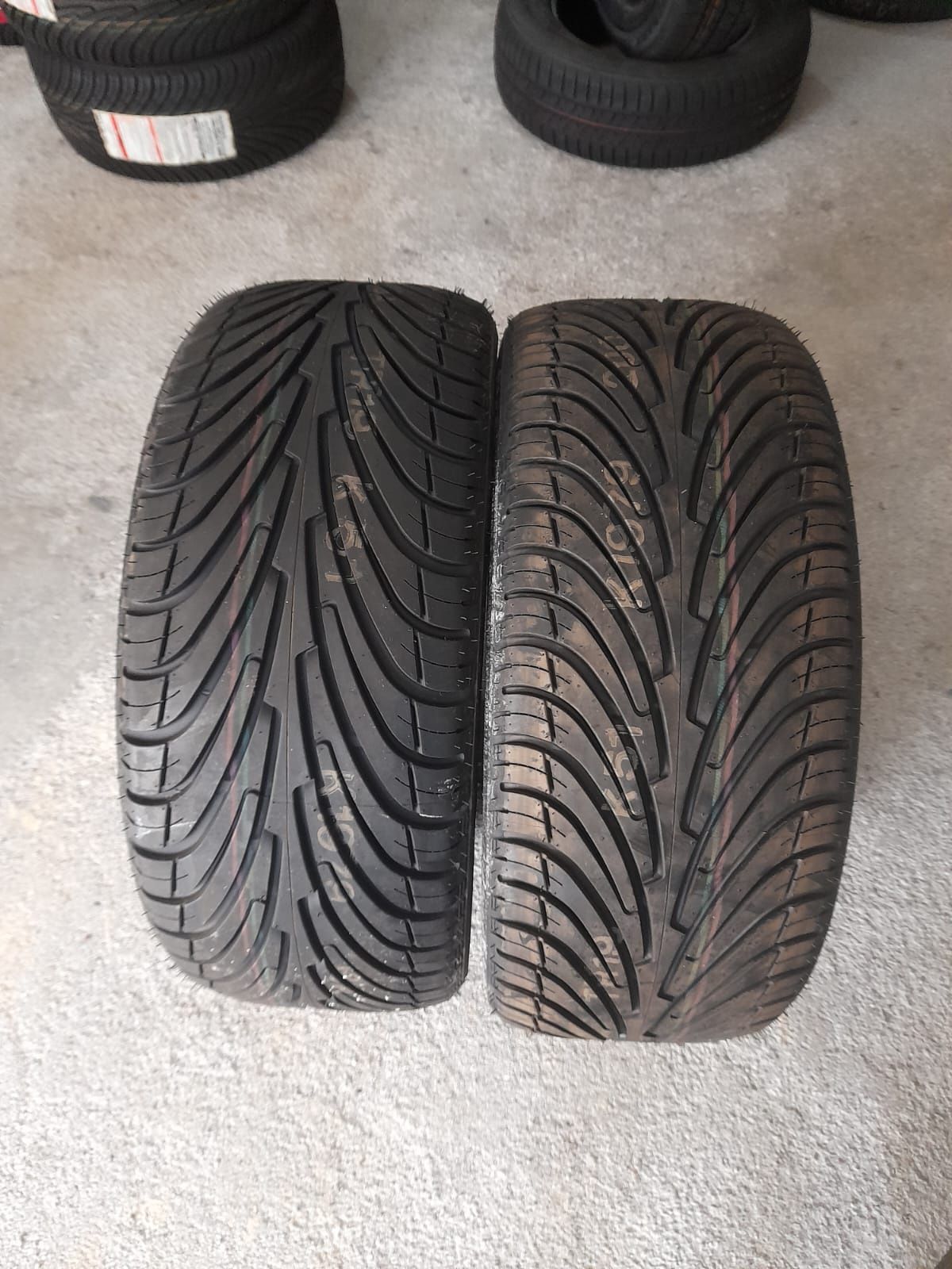 2 pneus Novos 215/50R17 Roadstone