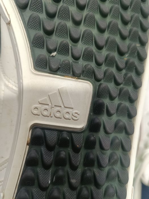 Sapatilhas de homem marca Hermes e Boss.