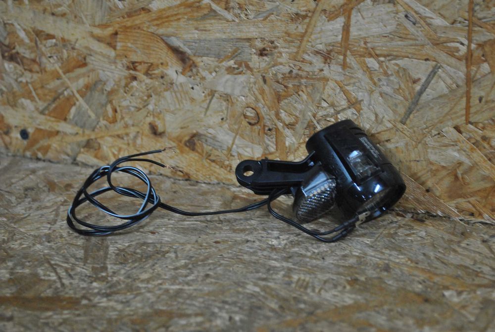 Lampa Rowerowa AXA BLUELINE 30 STEADY AUTO Czujnik Zmierzchu