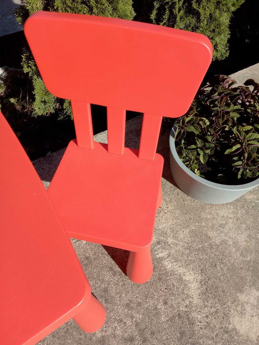 Stolik z krzesłami dla dzieci