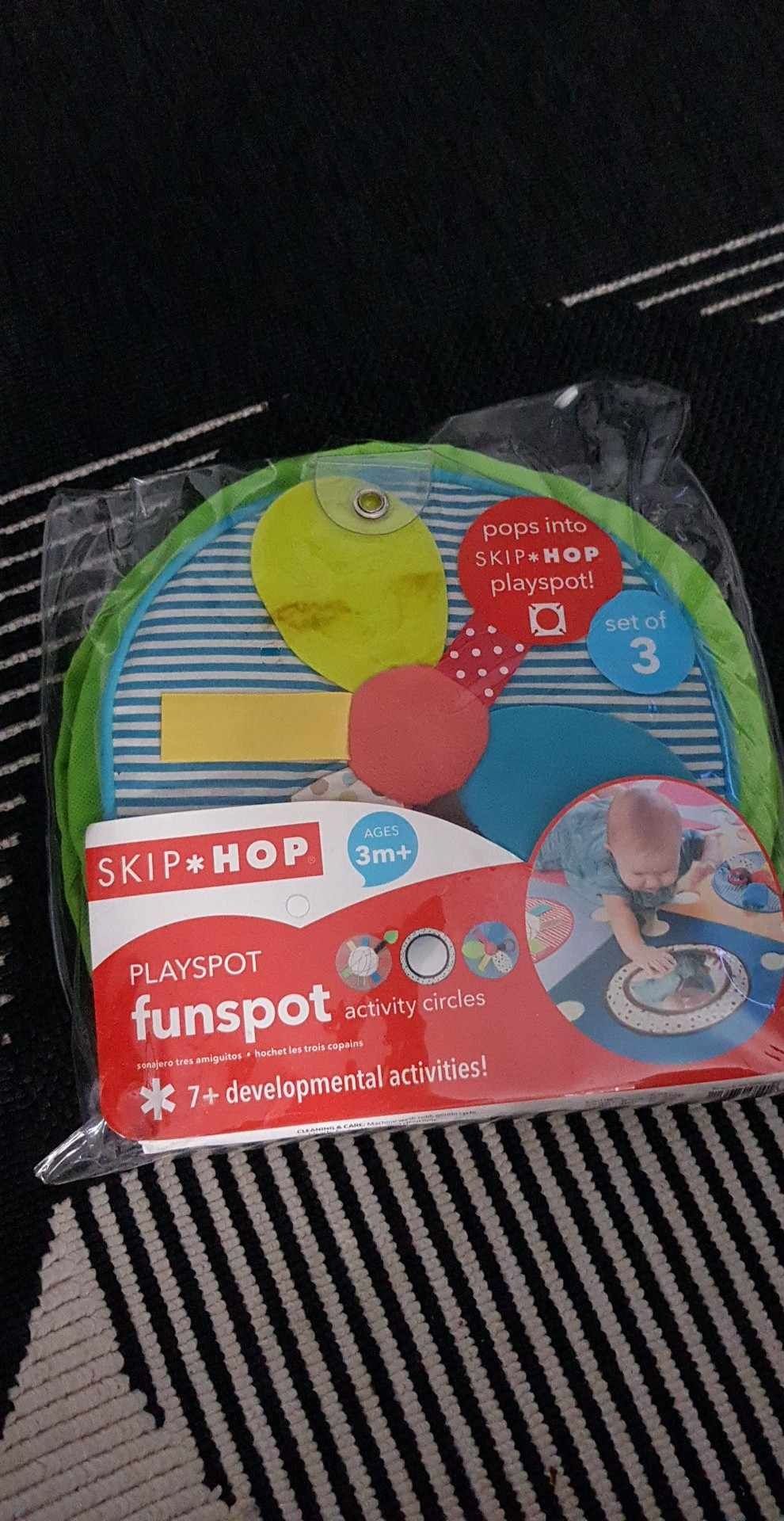 Piankowa mata do zabawy skip hop Playspot grey/gold z dodatkowymi wkła