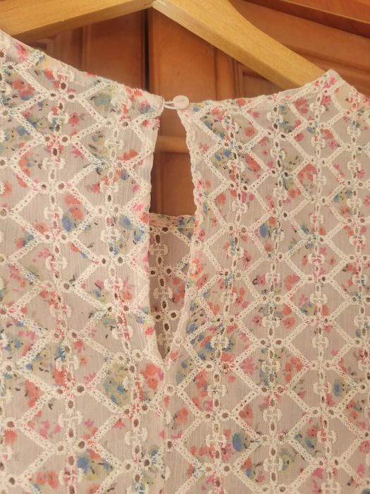 Bluzka na lato Stradivarius różowa lekka zwiena w kwiatuszki falbanka