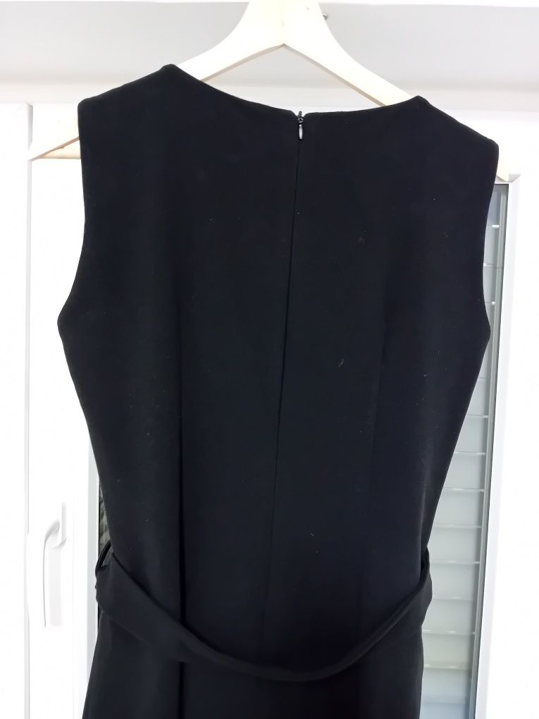 Vestido preto com argolas