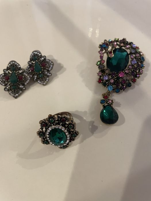 Набор бижутерии(брошь,кольцо и серьги)