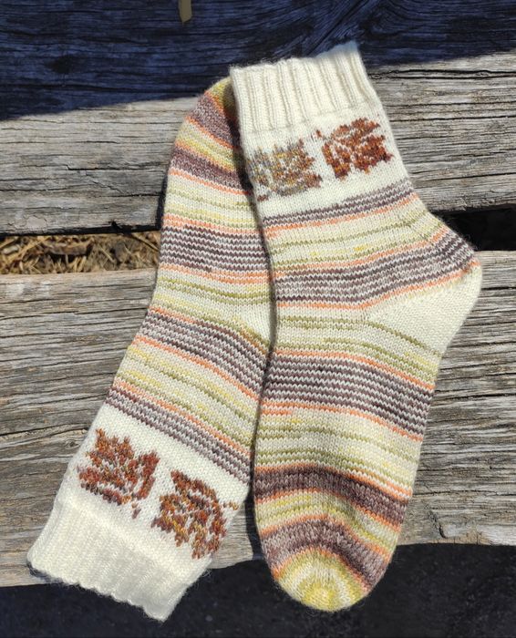 Шкарпетки в'язані жіночі ручної роботи/носки вязаные женские