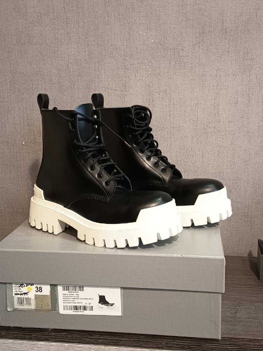 Оригінальні шкіряні черевики Balenciaga Strike Boots