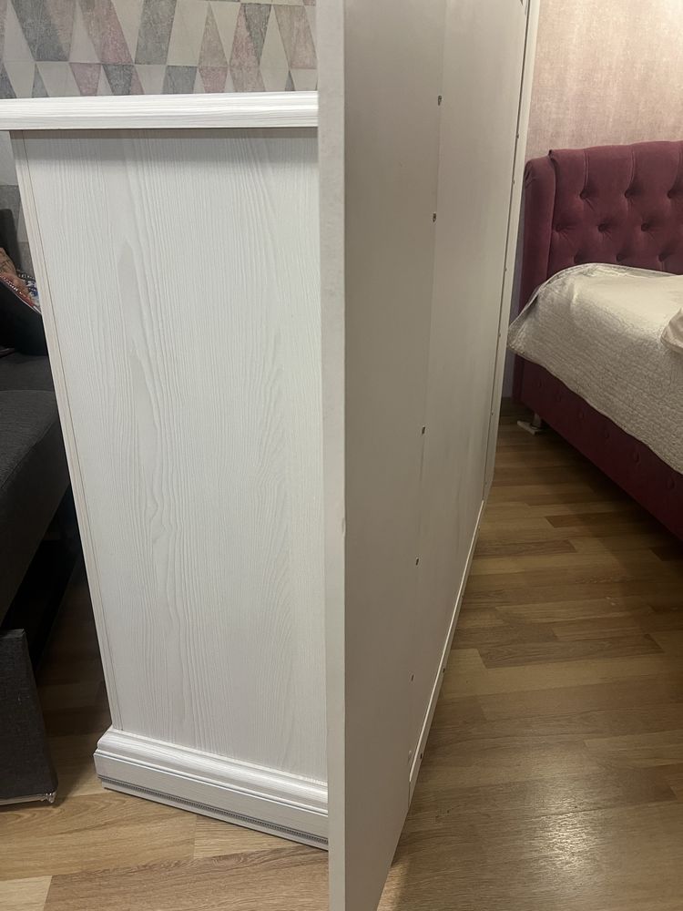 Продам комод для речей із перегородкою.