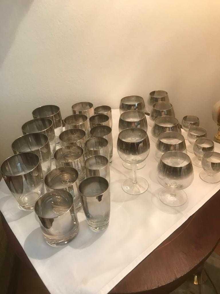 Szkło  PRL- karafka, kieliszki , szklanki.
Komplet cieniowany srebrem