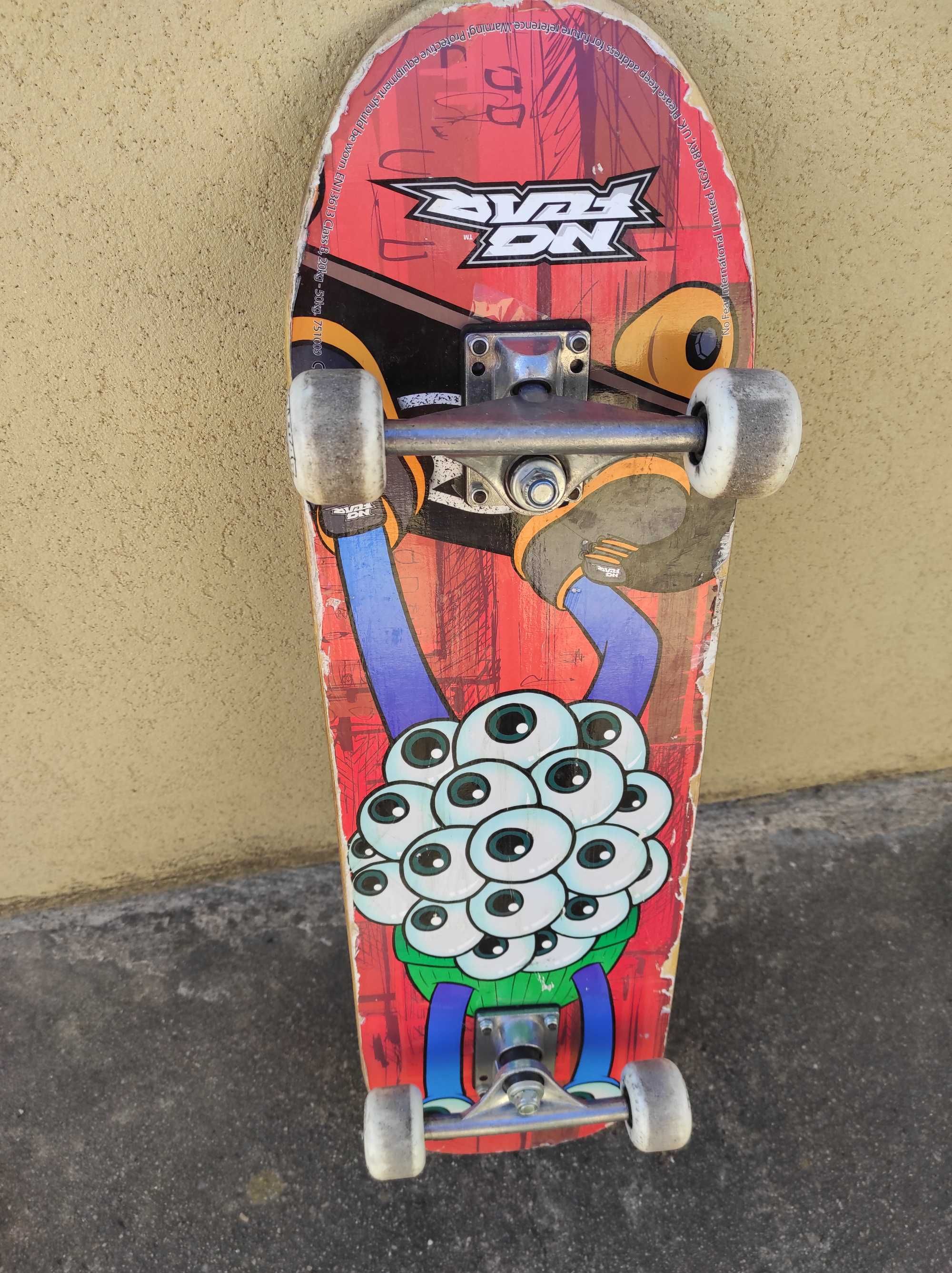 Skate com 65cm de comprimento em ótimo estado de funcionamento