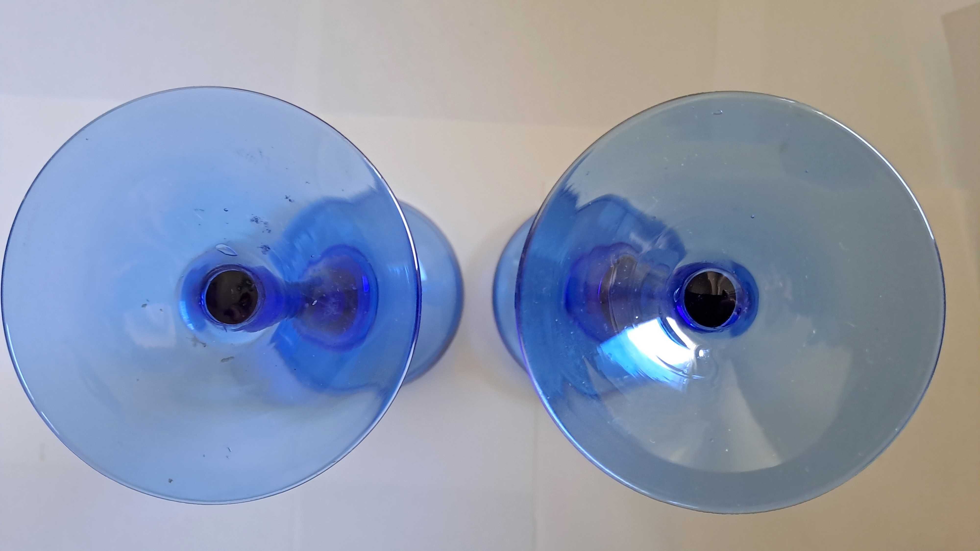 Dois castiçais em vidro azul