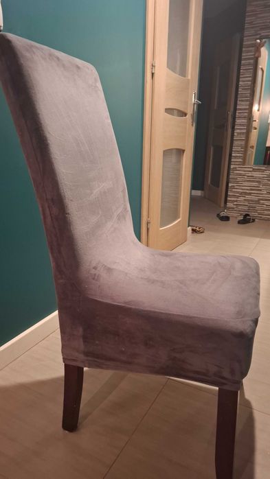 Stół rozkładanym z krzesłami