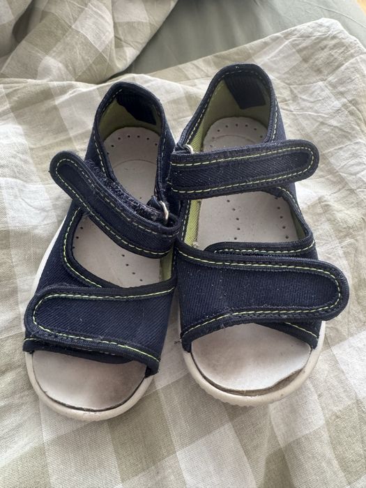 Sandałki, kapcie rozmiar 25